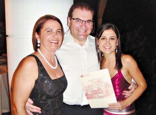 DESTAQUE NA OFTALMOLOGIA - Após receber o diploma de especialista em oftalmologia pelo Hospital Evangélico, a médica Ana Paula Canto embarcou para Miami, onde fará especialização e pesquisas na área de córnea, na Bascom Palmar Eye, da Universidade de Miami. Ana Paula é filha dos amigos Beth (Fraga Santini) e oftalmologista Marco Canto |