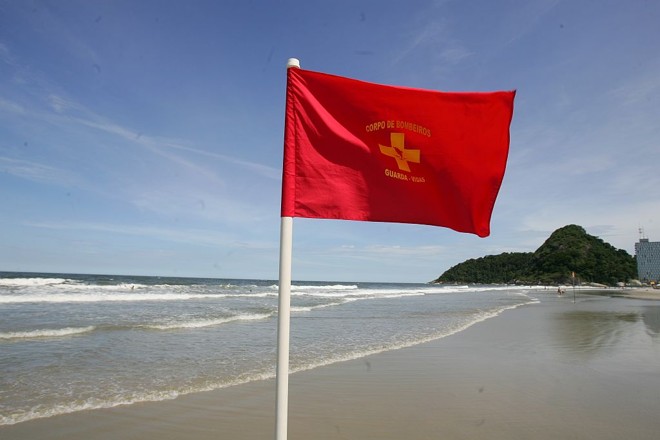 Bandeira vermelha - Indica faixa de alto risco de afogamentos e acidentes |