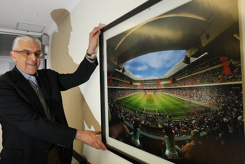 Mário Celso Petraglia e um quadro da Arena completa, em seu escritório: projetado para a Copa de 2006, estádio precisa, segundo o ex-dirigente, ser revitalizado para não chegar ultrapassado a 2014 | Marcelo Elias/Gazeta do Povo
