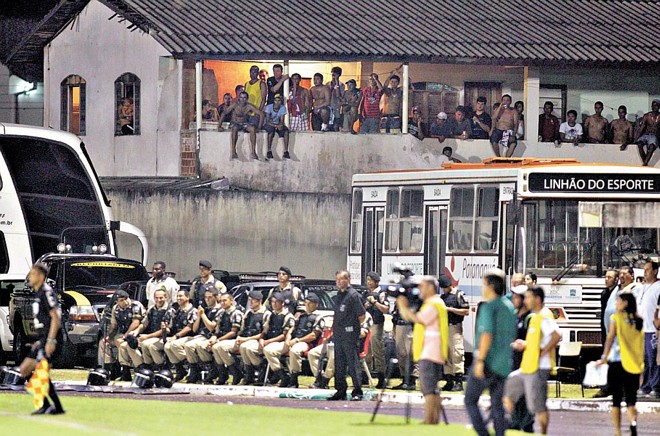 Camarote - Com o ingresso caro (R$ 50), alguns torcedores de Coritiba e Paraná tiveram de improvisar para ver o clássico. Atrás do gol de fundos do Caranguejão, a sacada de uma das casas do bairro Ponta do Caju virou camarote para tricolores e alviverdes |