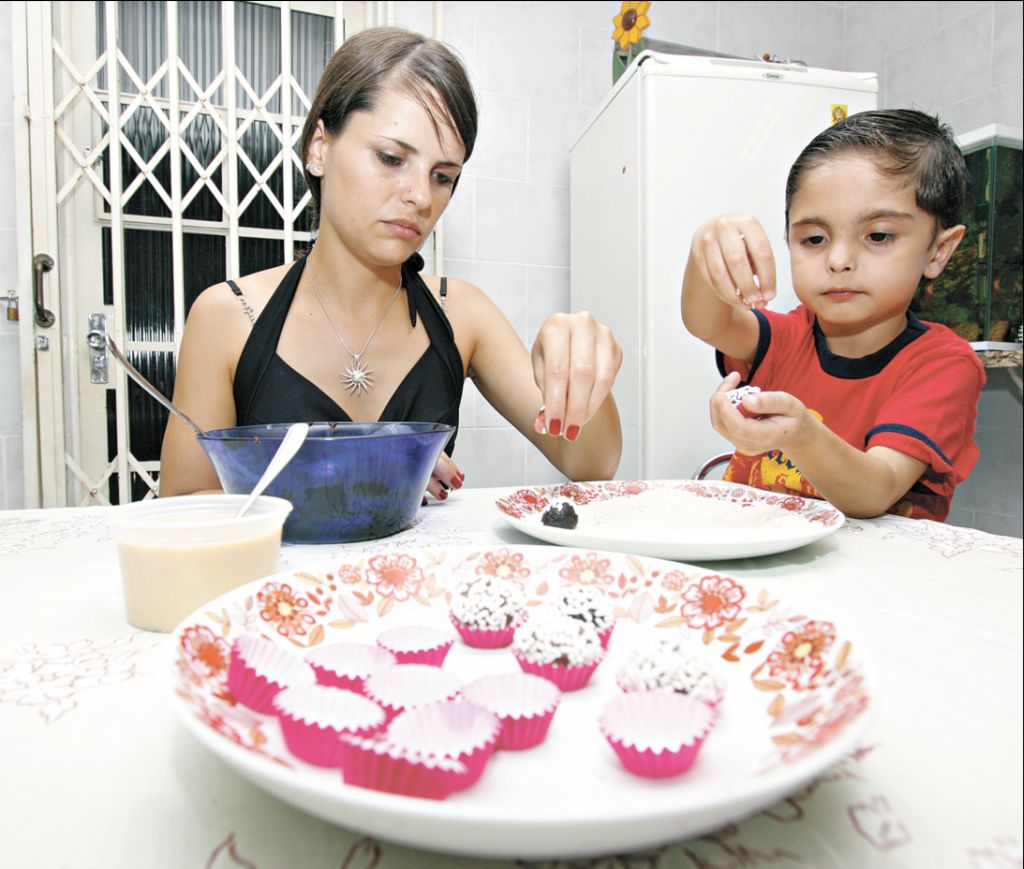 Ihriel, de 5 anos, tem intolerância à lactose do leite, mas não se priva de doces como o brigadeiro. As receitas da mãe, Simone Pereira, com leite de soja, são totalmente aprovadas | Giuliano Gomes/Gazeta do Povo