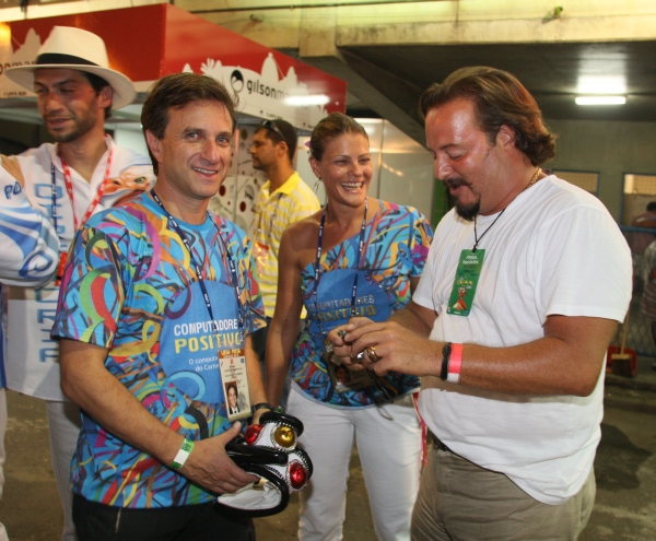 Hélio Rotenberg presidente da Positivo Informática e e futuro presidente do Grupo Positivo com a mulher, Fany, e Fabrício de Macedo, no camarote da empresa, na Marquês de Sapucaí. A Positivo patrocinou o desfile da Portela | Fotos: Mauro Campos