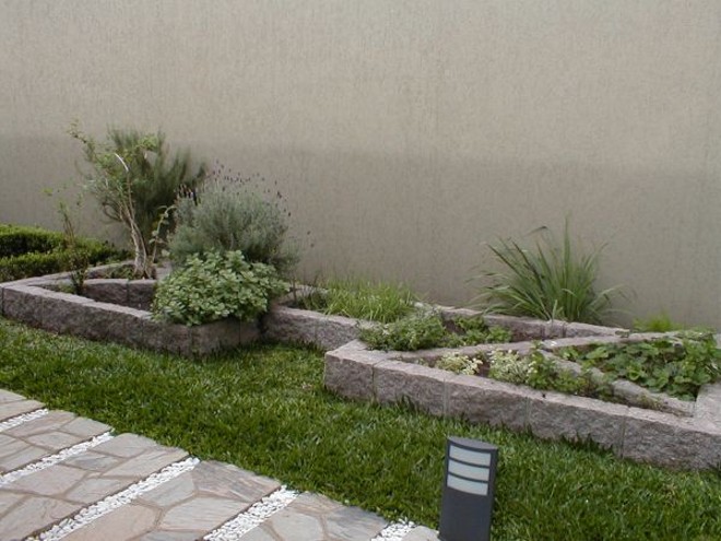 Proposta de horta horizontal para residência mesclando o uso de pedras para cercar as plantas | 