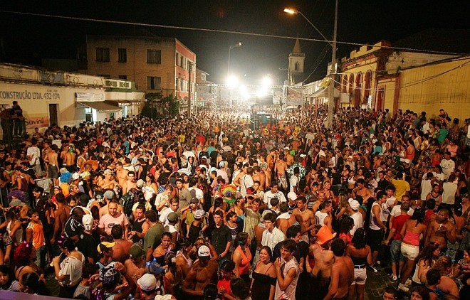 Estimativa da prefeitura e da PM é de que entree 35 mil e 40 mil pessoas tenham ido ao desfile de blocos de Antonina | 