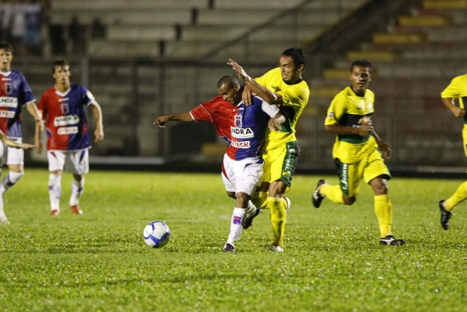 Lateral Jefferson disputa bola com rival do Cerâmica |