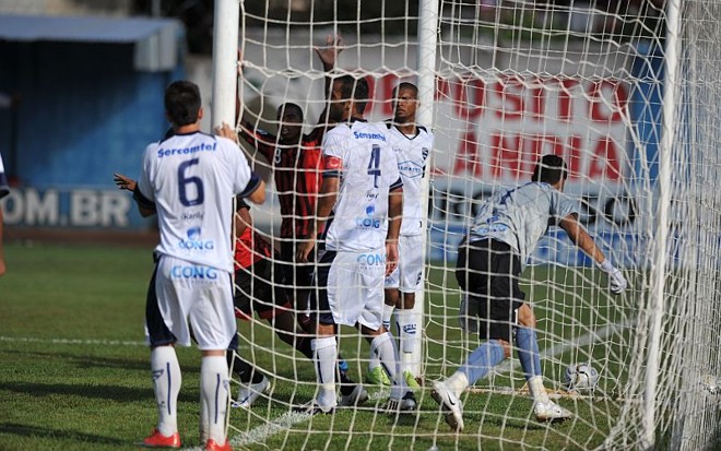 Camilo busca no fundo do gol a bola batida com veneno por Netinho | 