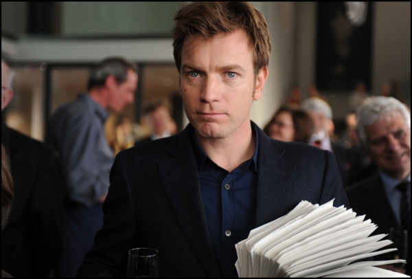 Ewan McGregor é um escritor fantasma recrutado para completar as memórias de Adam Lang (Pierce Brosnan), primeiro ministro britânico | Divulgação