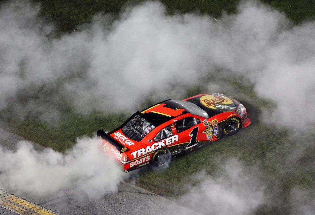 Jamie McMurray dá um zerinho para comemorar a vitória na Daytona 500, ponto final de uma jornada que levou centenas de famílias a acampar no circuito | Pierre Ducharme/Reuters