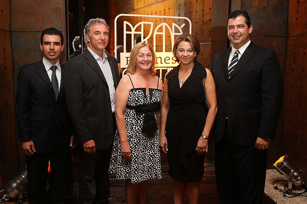 No coquetel de lançamento do 4º Paraná Business Collection, ontem à noite, no Taboo Lounge: Axeu Beluca, gerente de marketing de jornais do Grupo RPC; Edson Campagnollo, vice-presidente da Fiep; Nereide Michel, coordenadora do evento; Avani Slomp, presidente da Associação Comercial do Paraná, e Allan Marcelo de Campos Costa, diretor-superintendente do Sebrae/PR. Na festa, foi lançado o selo Eu visto Paraná Aqui tem moda paranaense, iniciativa que vai estimular o consumidor a adquirir produtos feitos aqui e conta com o apoio da RPC, por divulgar o paranismo e destacar o estado como um dos grandes polos da indústria do vestuário do país | Pedro Serápio/Gazeta do Povo