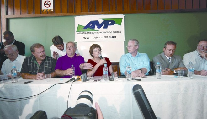 Os ministros Paulo Bernardo, o vice-governador Orlando Pessutti, o presidente da Associação dos Municípios do Paraná, Moacyr Elias Fadel Jr. e o senador Osmar Dias estiveram com Dilma Roussef ontem: promessas de mais vantagens com o PAC 2 | Pedro Serápio/ Gazeta do Povo