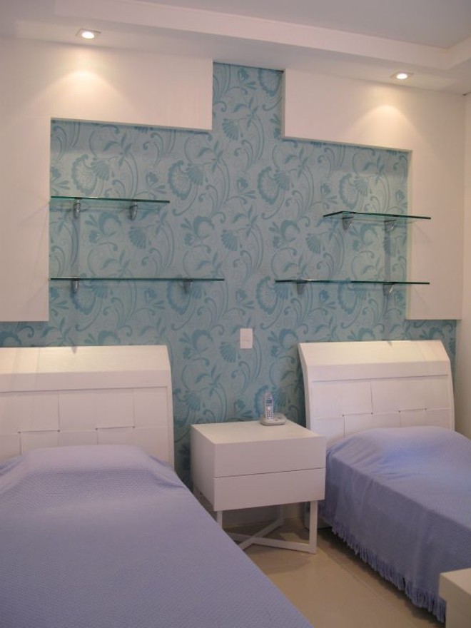 Papel de parede estampado no projeto da arquiteta Fabíola Mourão | 