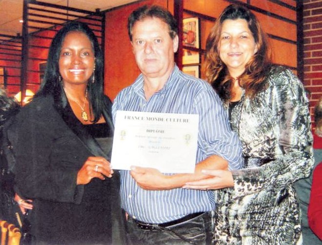 O artista e sua esposa ao lado de Diva Pavesi, curadora do Museu do Louvre e Delegada da Academia Francesa de Artes, Ciências e Letras |