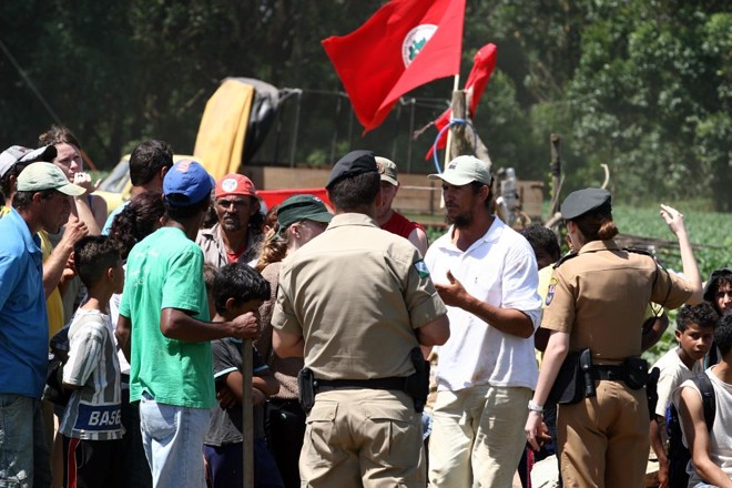 Eles ficam: sem terra convencem policiais militares e fincam bandeiras na fazenda São Francisco II, em Ponta Grossa | Henry Milléo/ Gazeta do Povo