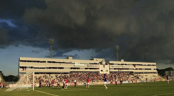 A partida começou com sol, porém, no final segundo tempo, nuvens negras se aproximaram da Vila Capanema e a partida acabou com um temporal | 