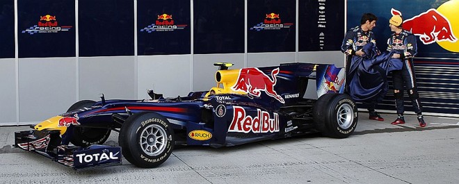 Mark Webber e Sebastian Vettel descobrem o RB6: o bico em V é mais radical que o utilizado ano passado e há uma nova asa dianteira | Marcelo Del Pozo/Reuters