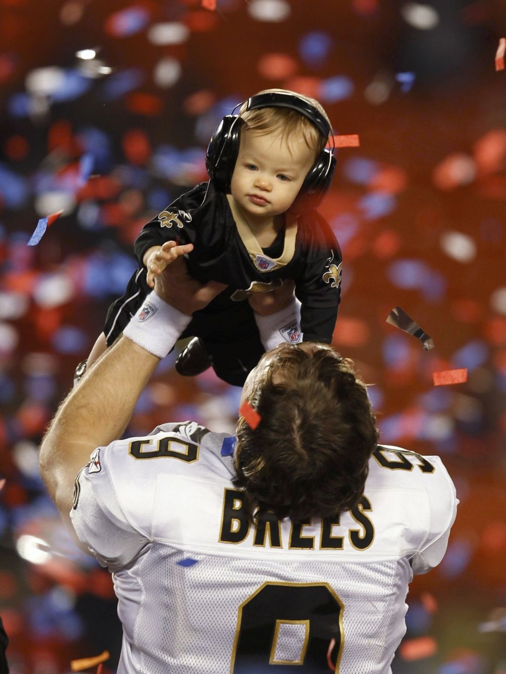 Drew Brees, quarterback do Saints, com o filho Baylen: primeiro título | Jeff Haynes/ Reuters