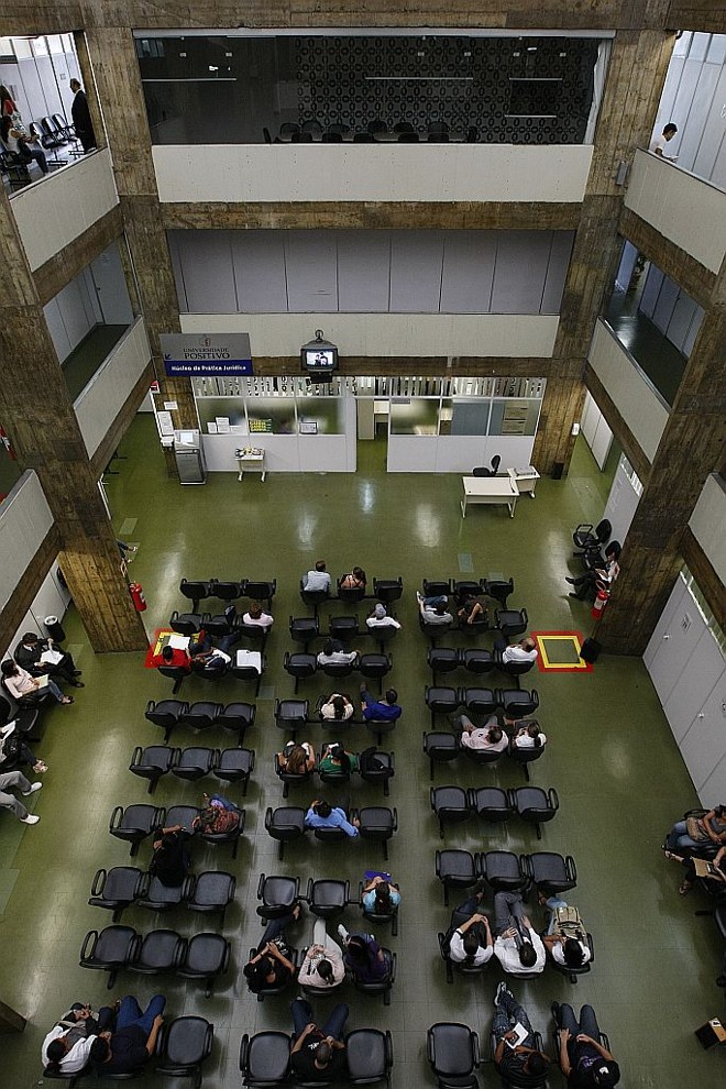 Atendimento nos Juizados Cíveis: há mais espaço, mas também há reclamações sobre o calor e a falta de ventilação |