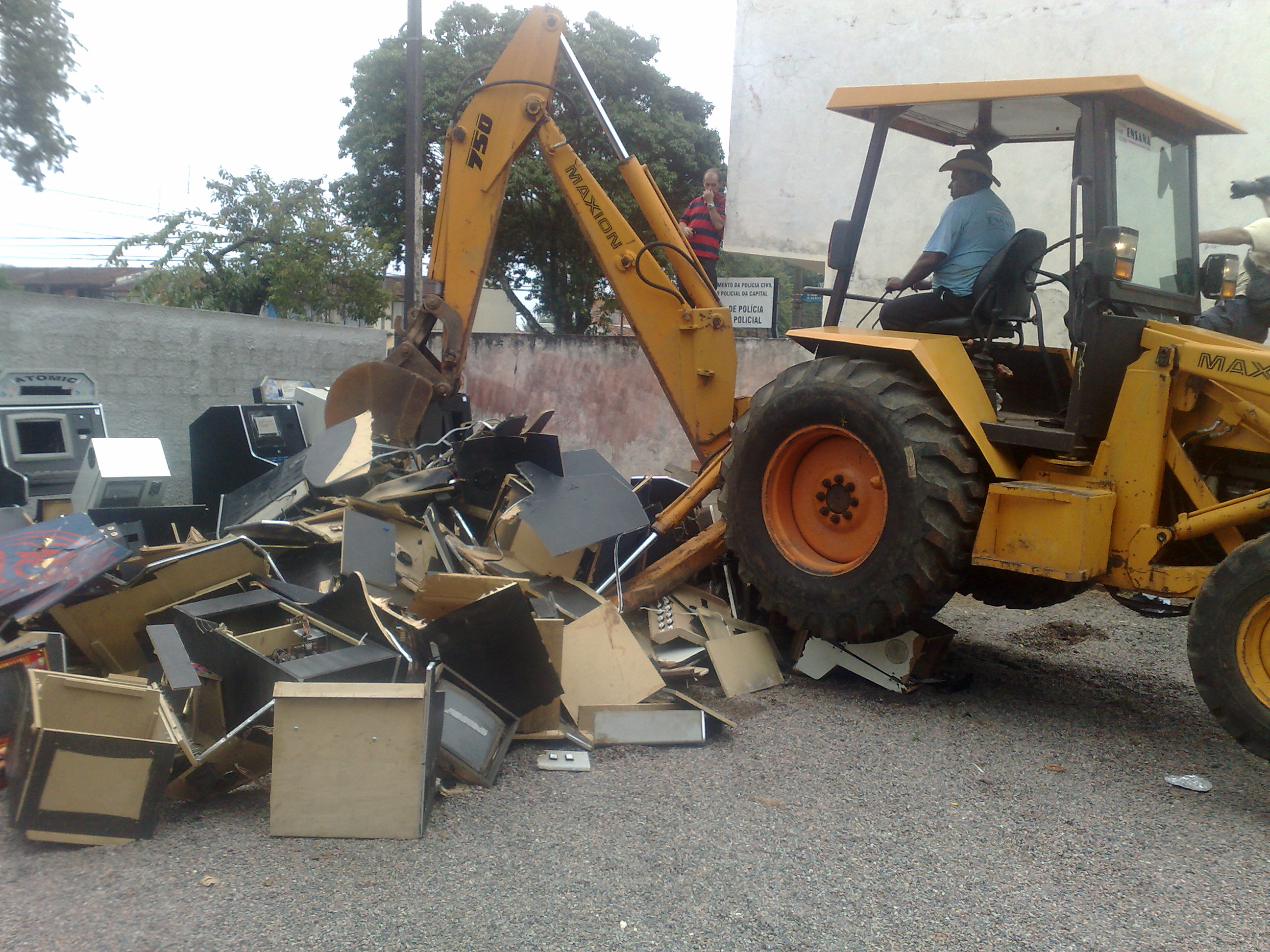 Setenta máquinas caça-níques foram destruídas pela polícia | Adriano Ribeiro / Gazeta do Povo
