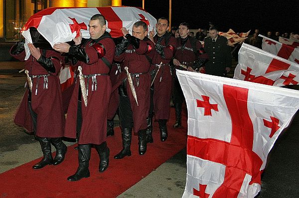O corpo de Nodar Kumaritashvili chegou ontem a Bakuriani, coberto com a bandeira da Geórgia. Atleta morreu durante o treino antes da cerimônia de abertura dos jogos de inverno | Vladimir Valishvili/AFP