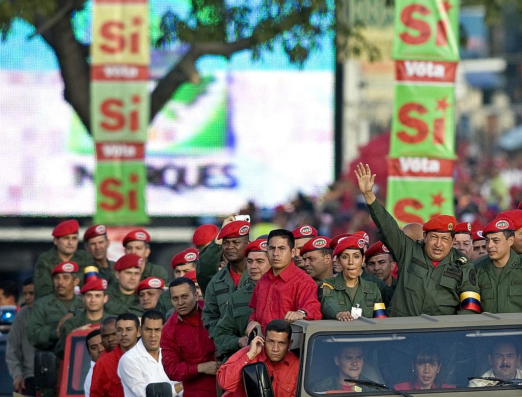 Chávez e um caminhão inteiro de simpatizantes no ano passado, quando fez referendo para aprovar seu governo | Carlos Garcia Rawlins/Reuters
