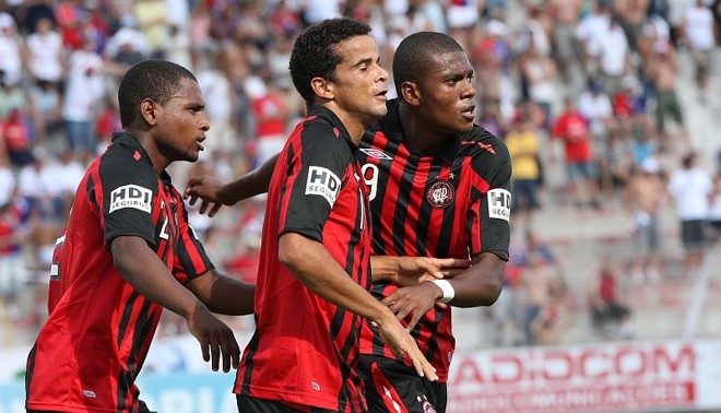 Bruno Mineiro comemora o gol junto com Gerônimo e Marcelo | 