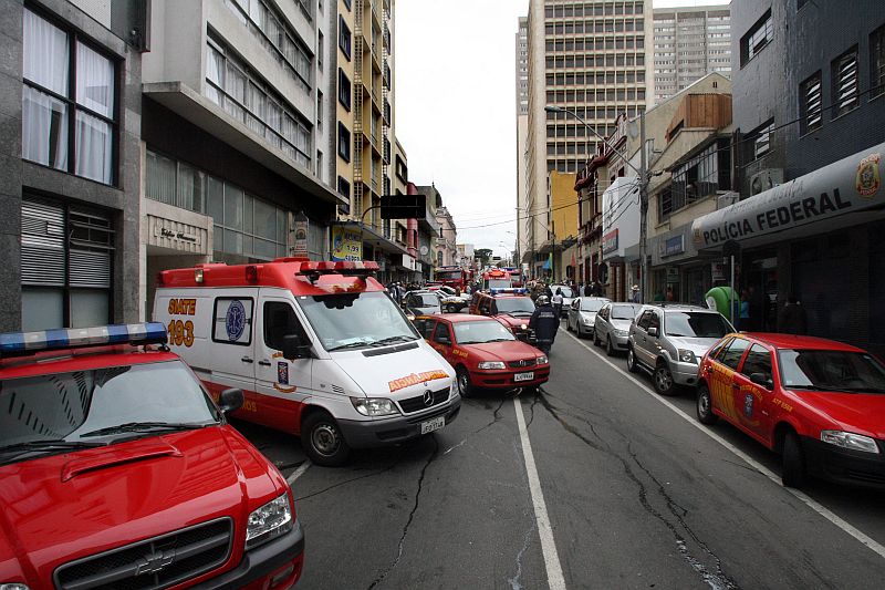 A Alameda Doutor Muricy foi totalmente bloqueada para o atendimento ao incêndio. Trânsito ficou bastante tumultuado na região | Priscila Forone/Agência de Notícias Gazeta do Povo