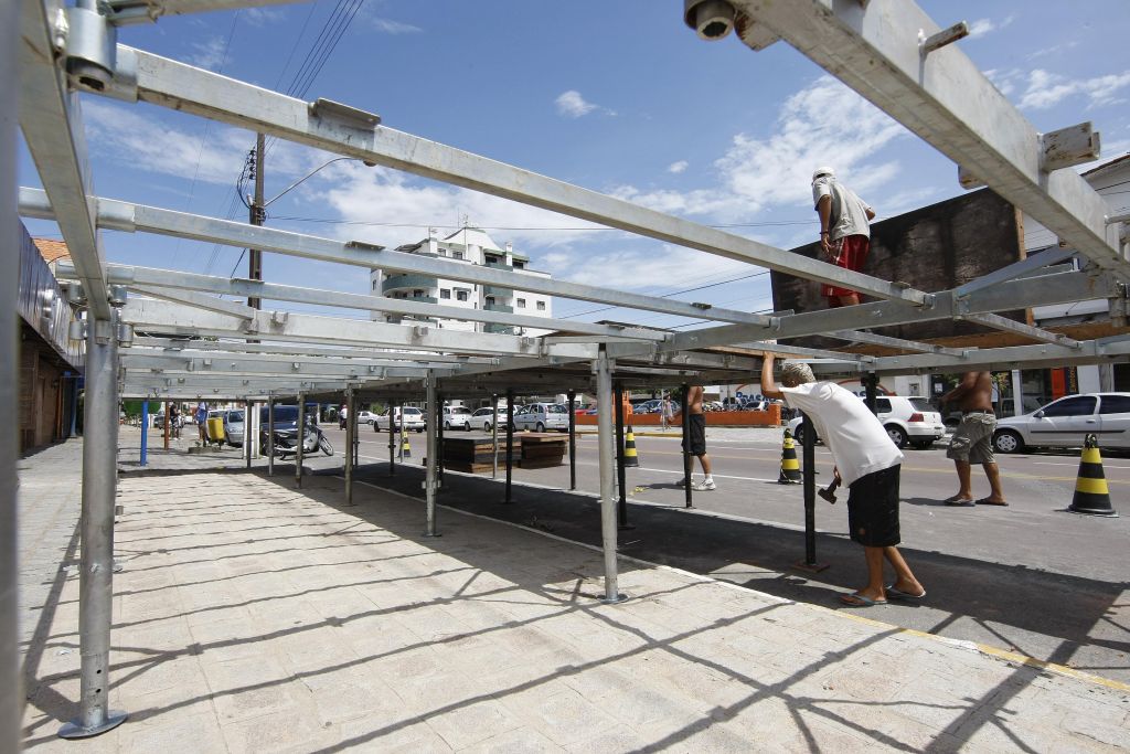 Estrutura sendo montada na última quinta-feira em Guaratuba: município espera receber 250 mil pessoas no feriado | Valterci Santos / Gazeta do Povo