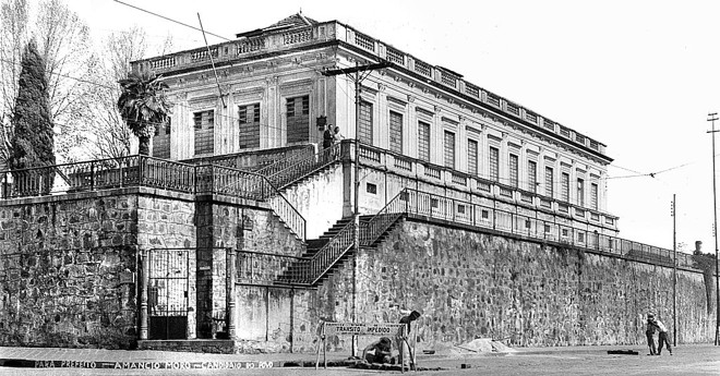 Residência do ervateiro Manoel de Macedo, na foto quando já era sede do Museu Paranaense em 1954. O industrial construiu a casa na elevação conhecida como o Alto da Bela Vista no tempo fausto da erva-mate | 