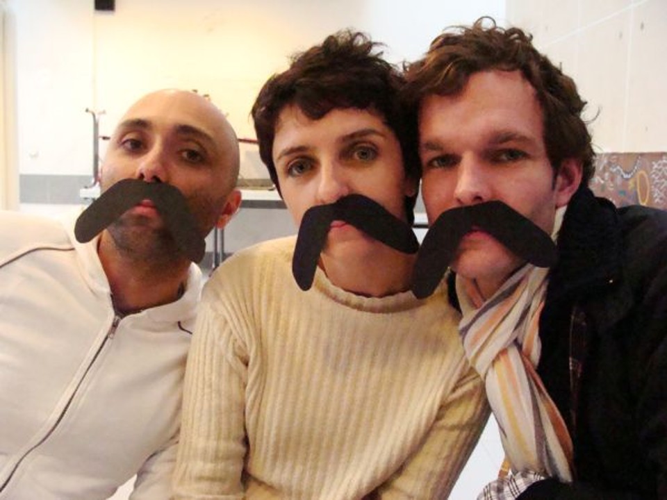 Os atores curitibanos Márcio Abreu (à es­­querda) e Nadja Naira, com o francês Aurelien Chaussade, homenageiam Paulo Leminski e seus imensos bigodes, na Maison de la Poesie, em Paris, neste fim de semana. A compa­­nhia brasi­­leira de teatro cumpre período de  trabalho na cidade, apresentando a obra do poeta paranaense | Giovana Soar