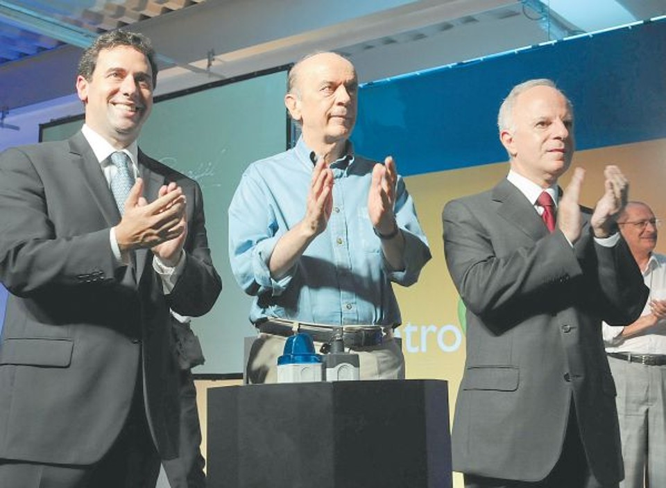 O presidente do Boticário, Artur Grynbaum, o governador de São Paulo, José Serra, o fundador e presidente do Conselho de Administração da empresa paranaense, Miguel Krigsner, e o secretário de Desenvolvimento do Estado de São Paulo, Geraldo Alckmin, na solenidade de inauguração do novo Centro de Distribuição do Boticário, ontem, na cidade de Registro, em São Paulo. O novo empreendimento vai mais do que duplicar a capacidade de expedição de produtos para as 2.810 lojas da rede em todo o Brasil | GKG Fotografias