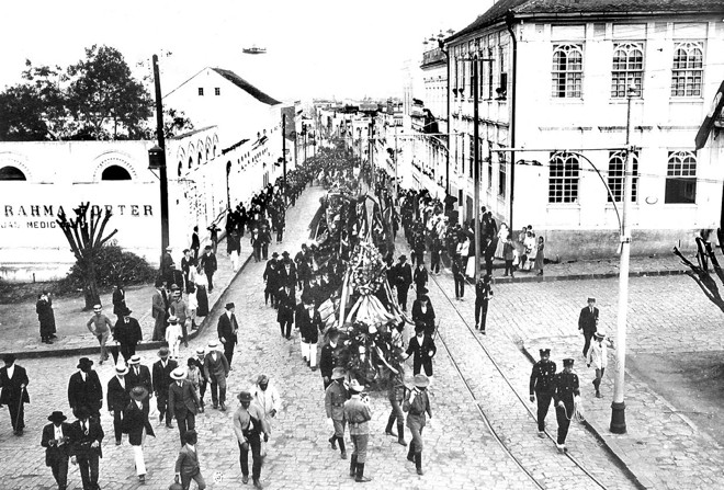 O enterro passando pela Rua do Rosário, em direção ao Cemitério Municipal. Foto do dia 7/11/1912 |