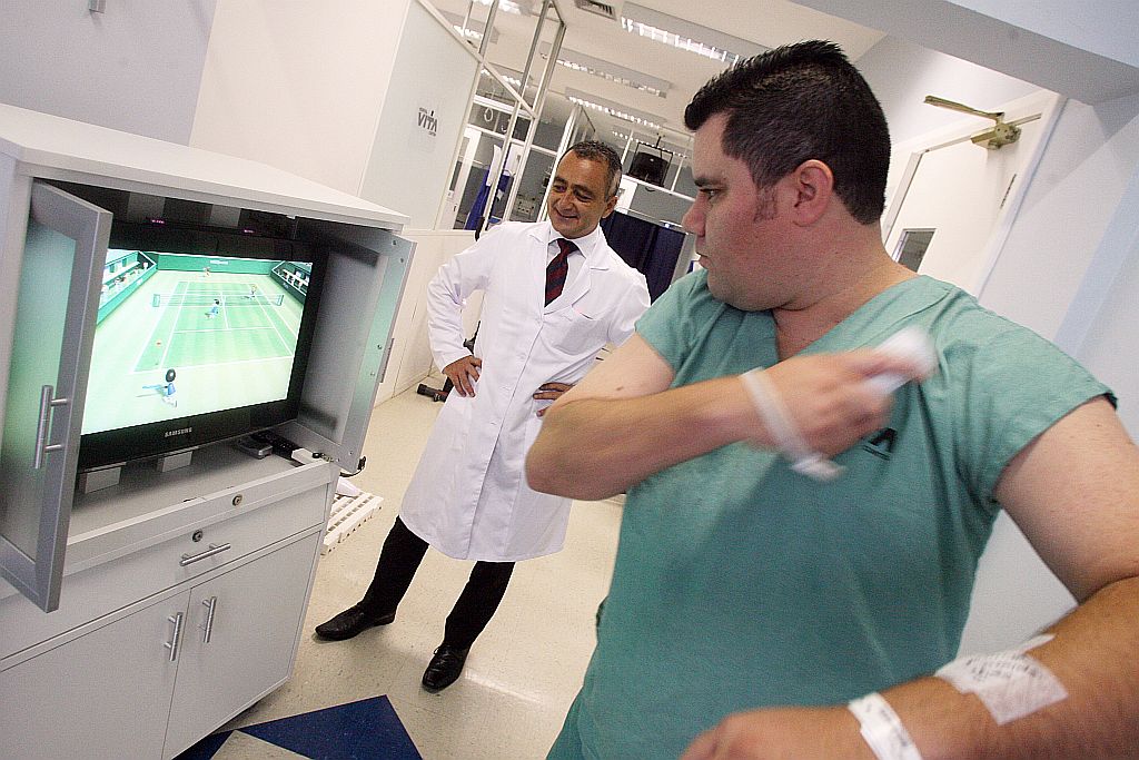 Silvio Adriano Pinto, que passou apenas 24 horas na UTI do Hospital Vita, achou que o videogame ajudou na sua recuperação | Priscila Forone/Gazeta do Povo