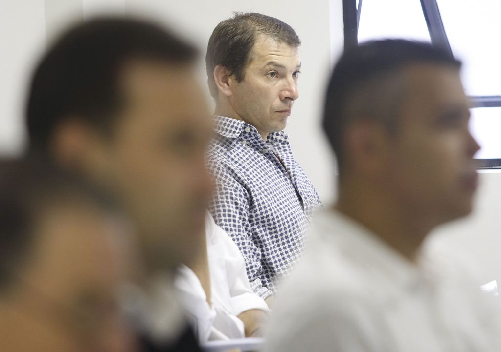 Vladinei Farínea atua há dez anos como porteiro e busca cursos para se aperfeiçoar na profissão | Jonathan Campos/Gazeta do Povo