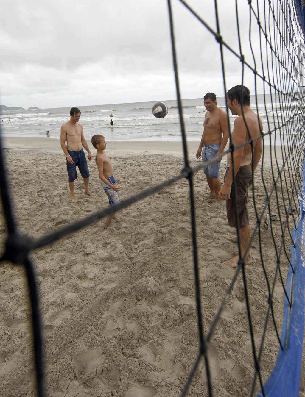 Jocenir, Willian, Silvonei e Silvoni: um dia antes e eles teriam que esperar bastante pela vez na quadra de futvôlei | Valterci Santos / Gazeta do Povo