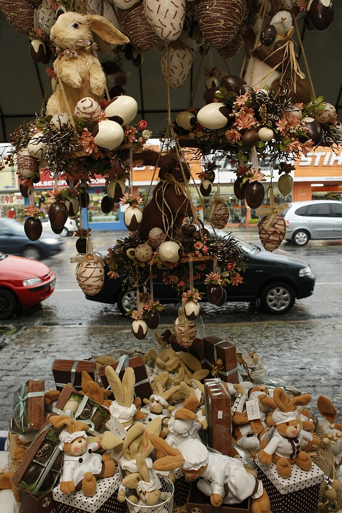 Armazém das Embalagens, em Curitiba: enfeites não são mais exclusividade do Natal | Antônio Costa/ Gazeta do Povo