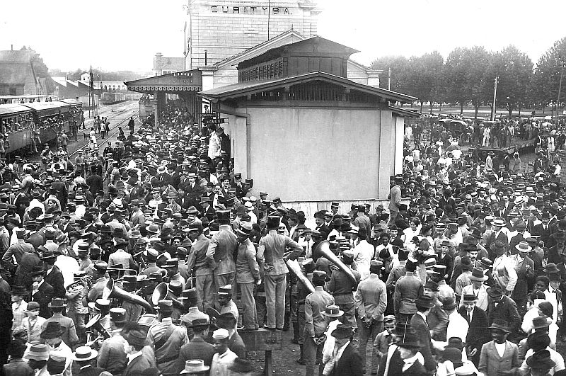 Na Estação da Estrada de Ferro, partida da tropa que participaria no que seria chamada de Campanha do Contestado. Foto de 1912 |