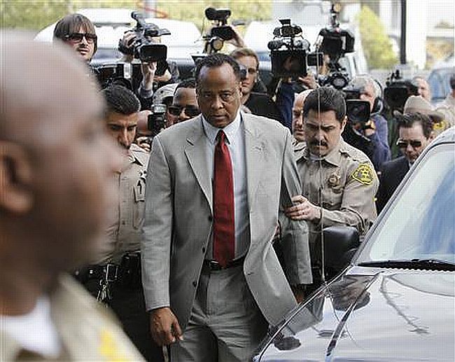 Conrad Murray, médico de Michael Jackson, na chegada ao tribunal nesta segunda-feira | Reuters