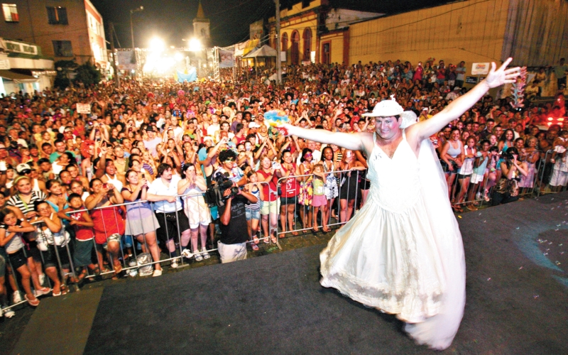 Cerca de 50 mil pessoas foram à Avenida do Samba em Antonina para assistir com os próprios olhos os machões vestidos de mulher | Daniel Castellano/Gazeta do Povo