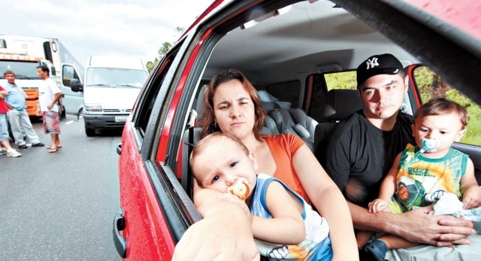 Alessandra e Emanuel, com os primos Guilherme e Matheus: eles levaram comida e bebida extra, mas congestionamento durou mais que o previsto | Albari Rosa/Gazeta do Povo