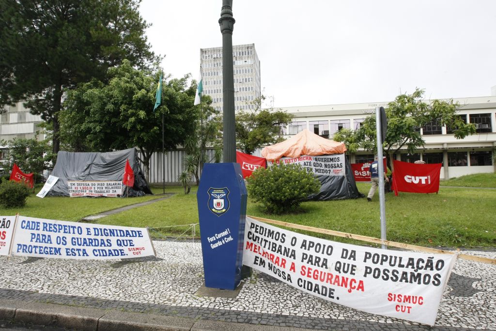 Acampamento: guardas protestam na frente da prefeitura | Marcelo Elias/Gazeta do Povo