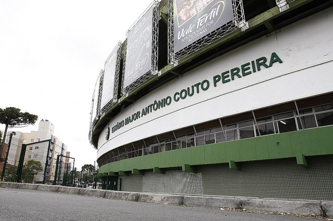 Caso a punição pedida pela procuradoria do STJD se concretize, o Coxa pode passar todo o ano de 2010 sem atuar no Couto Pereira |