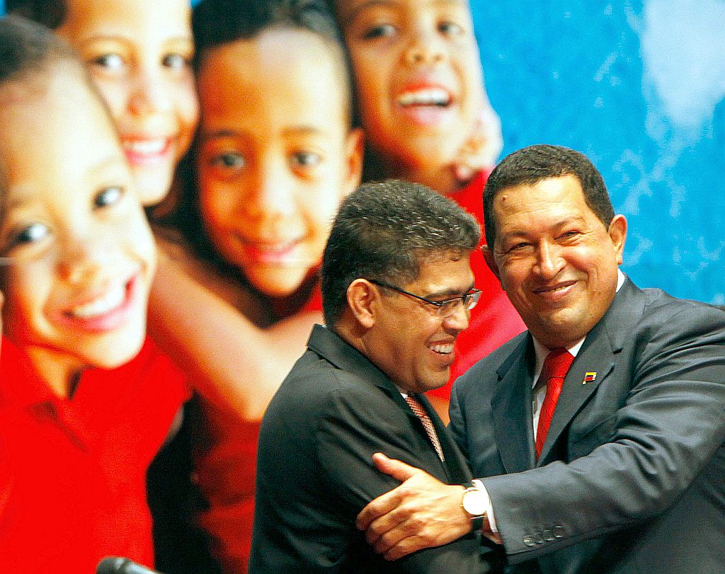 Chávez apresenta o novo vice-presidente, Elias Jaua, no 11º aniversário da Revolução Bolivariana. | Miraflores/AFP