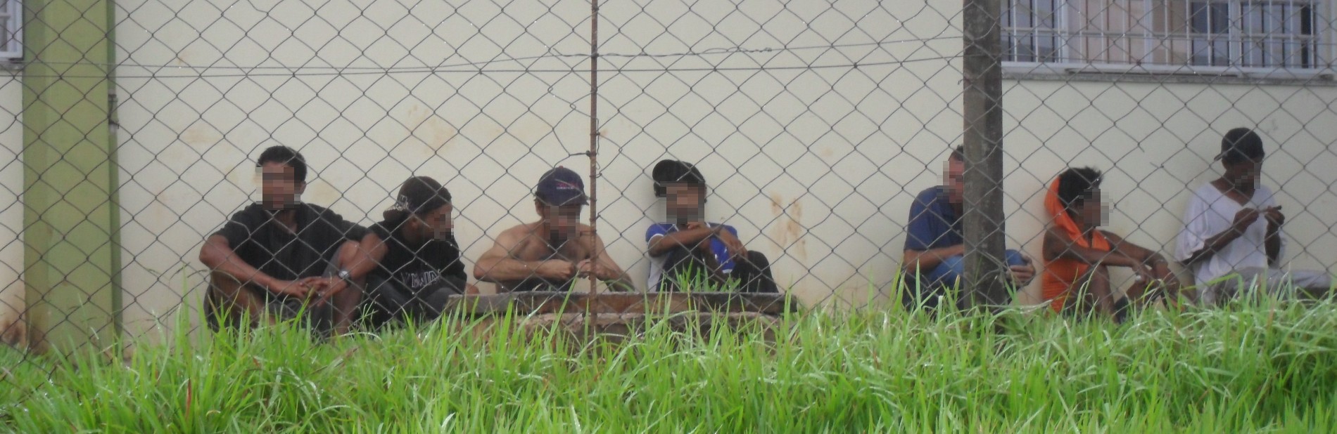 No pátio dos centros de ensino, jovens usam, sobretudo, crack | imagens cedidas à RPC