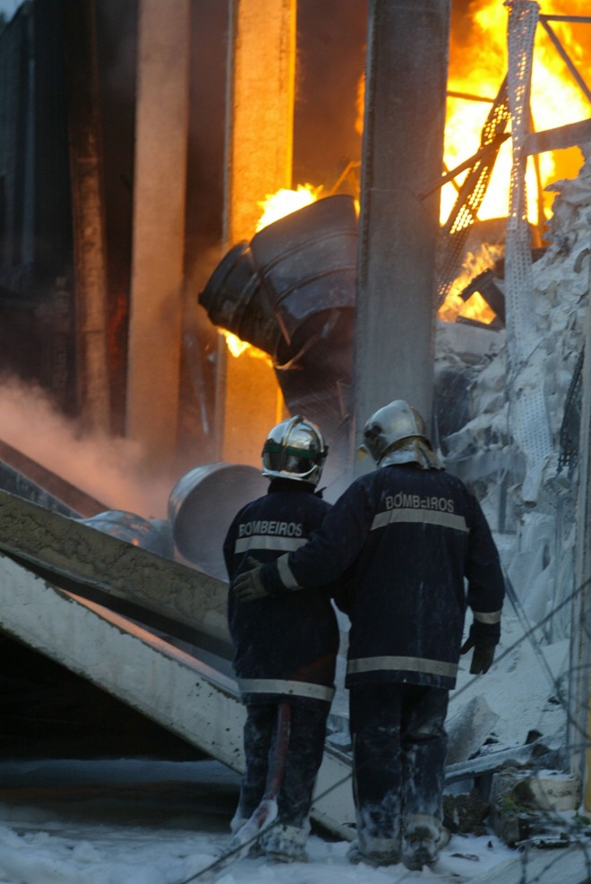 Foram dez equipes com viaturas do Corpo de Bombeiros escaladas para combater o incêndio | 