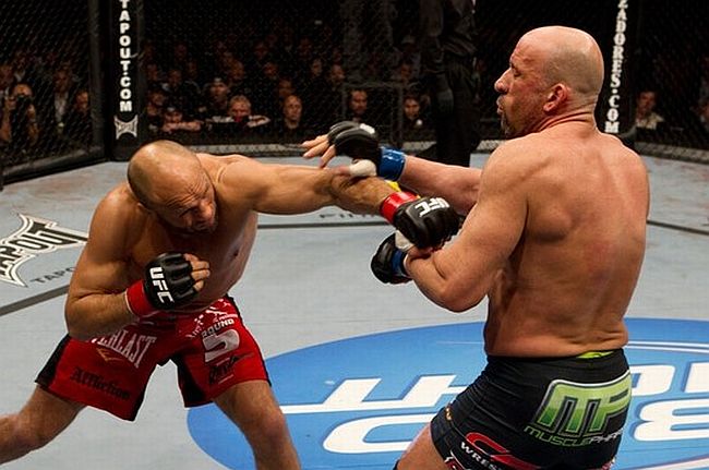 Couture (à esquerda) dominou Mark Coleman e venceu o encontro de lendas no UFC 109 | Reprodução / UFC