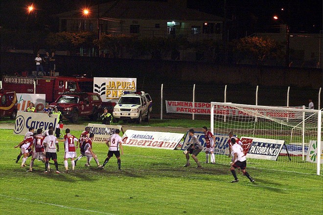 O Atlético sofreu com o péssimo estado do gramado do Portal da Amazônia e terminou o jogo com Marcelo se arrastando | Futurapress