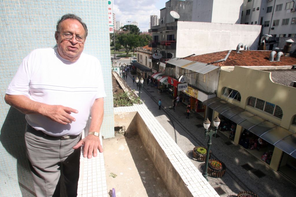 Antonio Sanches, que mora nos arredores da Praça Rui Barbosa, pretende instalar uma tela na sacada do apartamento para inibir os pombos | Hedeson Alves/ Gazeta do Povo
