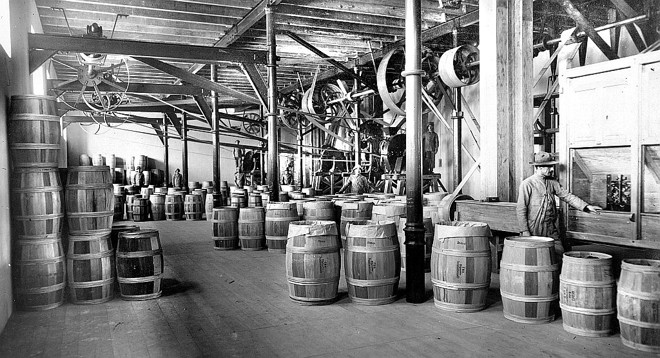 Interior do engenho da Ervateira Americana onde a erva, depois de moída, era acondicionada em barricas de pinho para exportação. Foto feita em setembro de 1916 | 