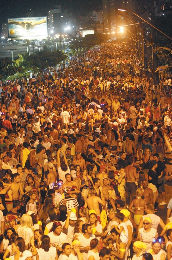 O trajeto entre o Sesc de Matinhos e a Praia Brava de Caiobá ficou lotado de foliões |