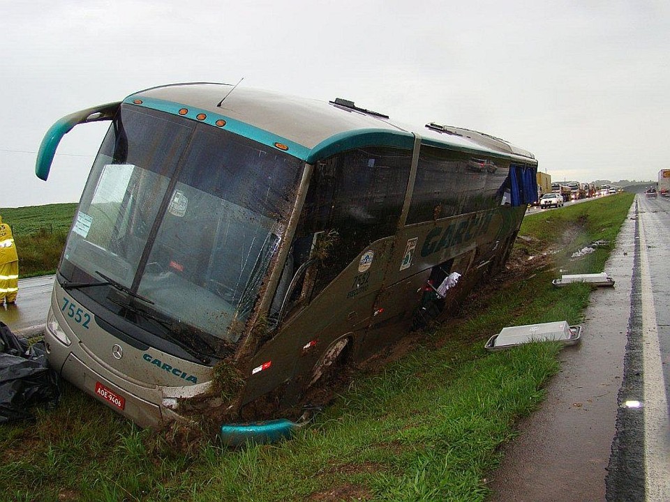 Ônibus tombado na BR-376, na manhã de ontem: balanço das rodovias federais será divulgado hoje | Flávio Barszcz/Portal Campo Largo